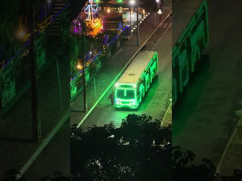 Carreta furacão de ônibus colorido em Caldas Novas, Goiás.