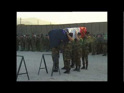 04/09/09 - Kaboul - Cérémonie de levée du corps d'un militaire du 3e RIMa