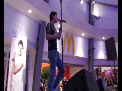 Idolerna bland skrikande fans på köpcenterturné