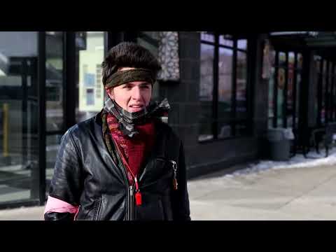 明尼阿波利斯社區巡守隊緊盯移民局特工！大規模搜捕行動持續中 | 路透社 (Community patrols track ICE agents in Minneapolis as sweeps continue | REUTERS)