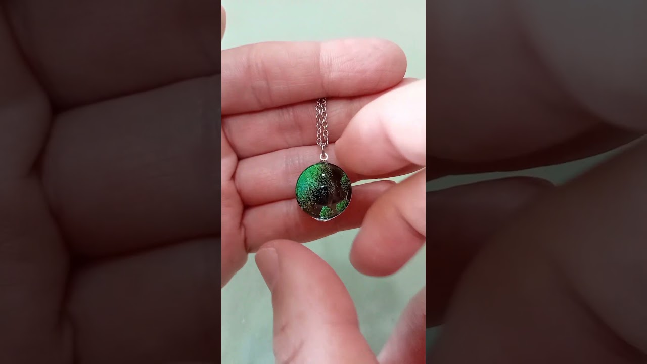 ciondolo artigianale 18mm con vera ala di farfalla Papilio lorquinianus sotto lente di vetro gioiello regalo premium