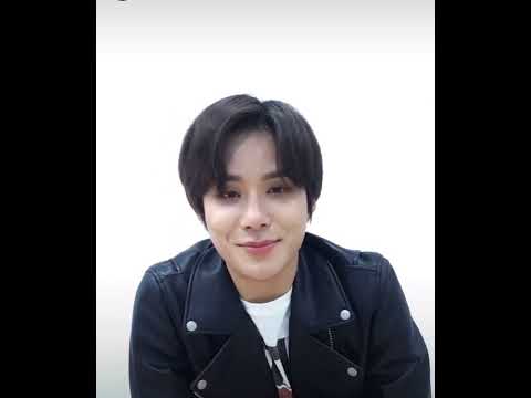 Jungwoo playing ‘goodbye’ during his insta live