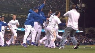 TB@LAD: Dodgers walk off on Rodney's throwing error