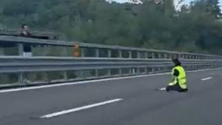 Firenze, le immagini della trattativa tra polizia e Federico Vella per convincerlo a non buttarsi...