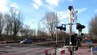 preview picture of video 'Dutch Railroad Crossing/ Level Crossing/ Bahnübergang/ Spoorwegovergang Delft / Rijswijk'