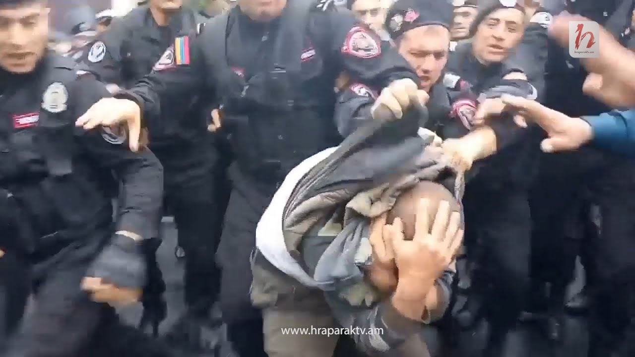 Ոստիկանները ծեծում են քաղաքացուն