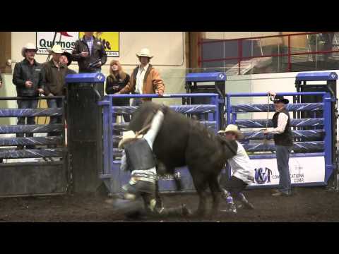 Brett Monea helps Justin Siemens out of a wreck with Vold's 769 In The Club. #PBRFSJ