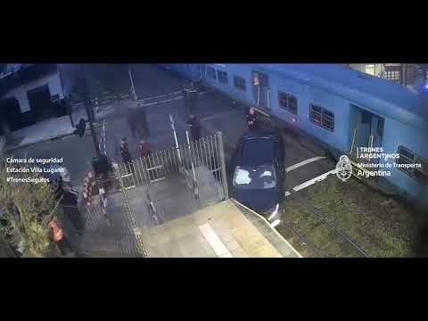 #VIDEO - VOLVIÓ A SUCEDER: TREN CHOCÓ CAMIONETA QUE CRUZÓ CON BARRERA BAJA
