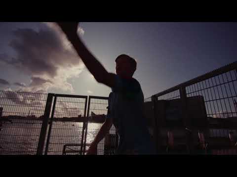 Bolden triller fra skulder, ned af arm og grib