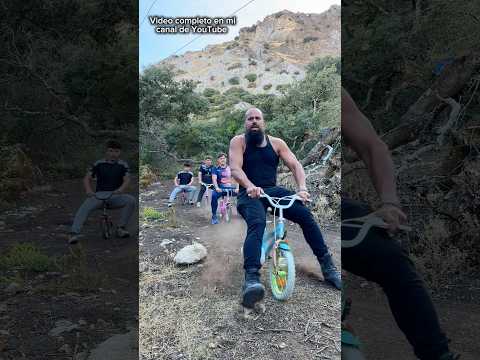 Bajada rápida en bicicleta desde la montaña