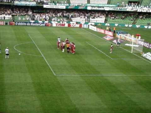 COXA VÍDEOS - O árbitro Leonardo Gaciba (RS) não marca gol a favor do Coritiba contra o Náutico