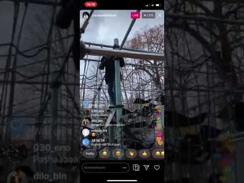 Pashanim macht mit Kollegen Faxen auf spielplatz