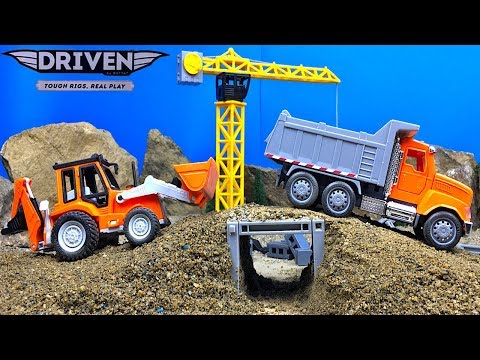 MAQUINAS DE CONSTRUCCION DRIVEN RETROEXCAVADORA CAMION DE VOLTEO CAMION REMOLCADOR Y MEZCLADORA