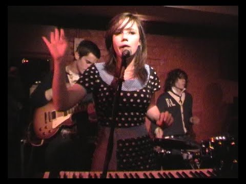 The Pipettes - Tie Me To The Kitchen Sink/ We Are The Pipettes
