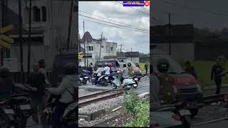 Download lagu Kecelakaan kereta api tabrak mobil dan beberapa sepeda motor di palang pintu KA di prambanan mp3