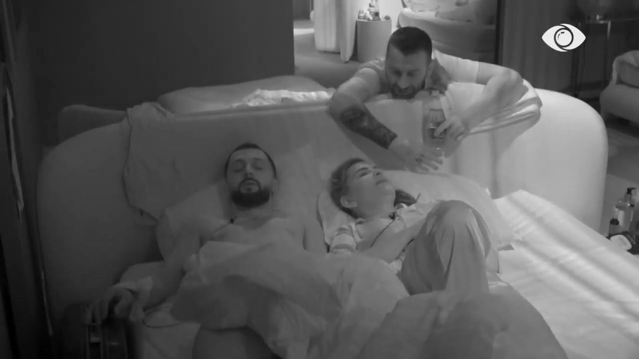 “Unë, ti dhe Rezarta”/ Rozana shtrihet në mes të krevatit, Gjesti: Po të mos ishte kjo valixhe...