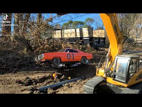 the Dukes of hazzard S04 E09 scene 2 duke boys stop runaway roscoe