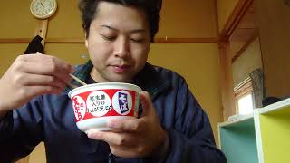 アラサーお兄さんがカップ麺を食う。マルちゃん赤い天ぷら