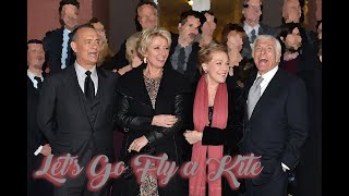Cast of &quot;Saving Mr Banks&quot;, Julie Andrews and Dick Van Dyke singing &quot;Let&#39;s  Go Fly a Kite&quot; (2013)