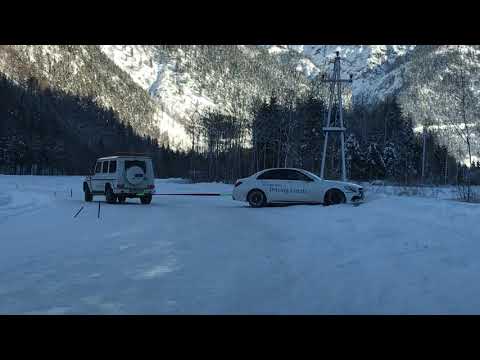 Mercedes C 63 AMG steckt fest