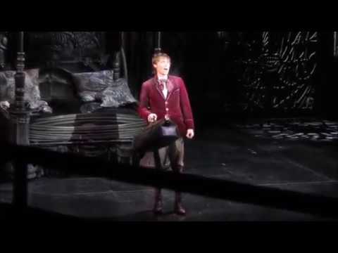 Für Sarah von verschiedenen Darstellern gesungen