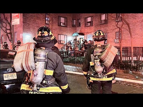 FDNY BOX 0498 ~ FDNY IM EINSATZ BEI SCHNELL GELÖSCHTEM HOCHHAUSBRAND 10-77 IN DER 20TH ST., MANHA...