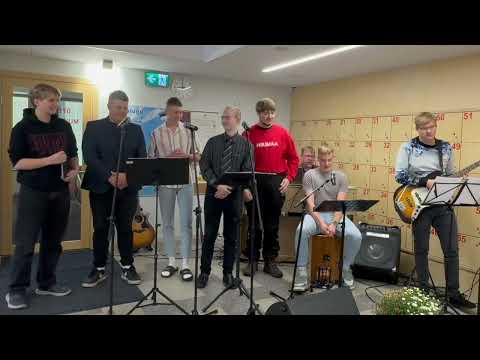 HIIGi meesansambel muusikapäeva hommikul