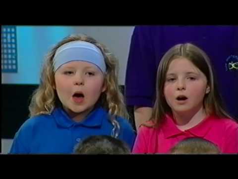 Côr Ieuenctid Môn (Côr Cymru 2007) a Theatr Ieuenctid Môn Llangefni 2007.