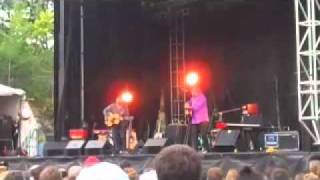 Scott McCaughey and Jeff Tweedy perform "The Family Gardener" from The Minus 5's DOWN WITH WILCO.