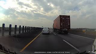 [閒聊] 無敵方向燈變道演示