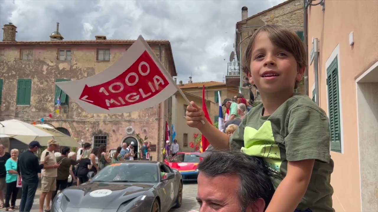 Il sogno della 1000 Miglia incanta la Maremma: ecco la sfilata delle auto più belle del mondo