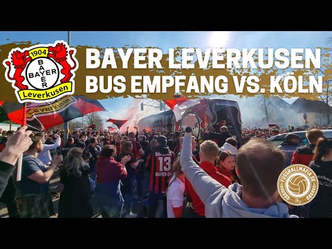 Bayer Leverkusen: Fanmarsch + Pyro-Empfang der Mannschaft vs. 1. FC Köln (13.03.2022)
