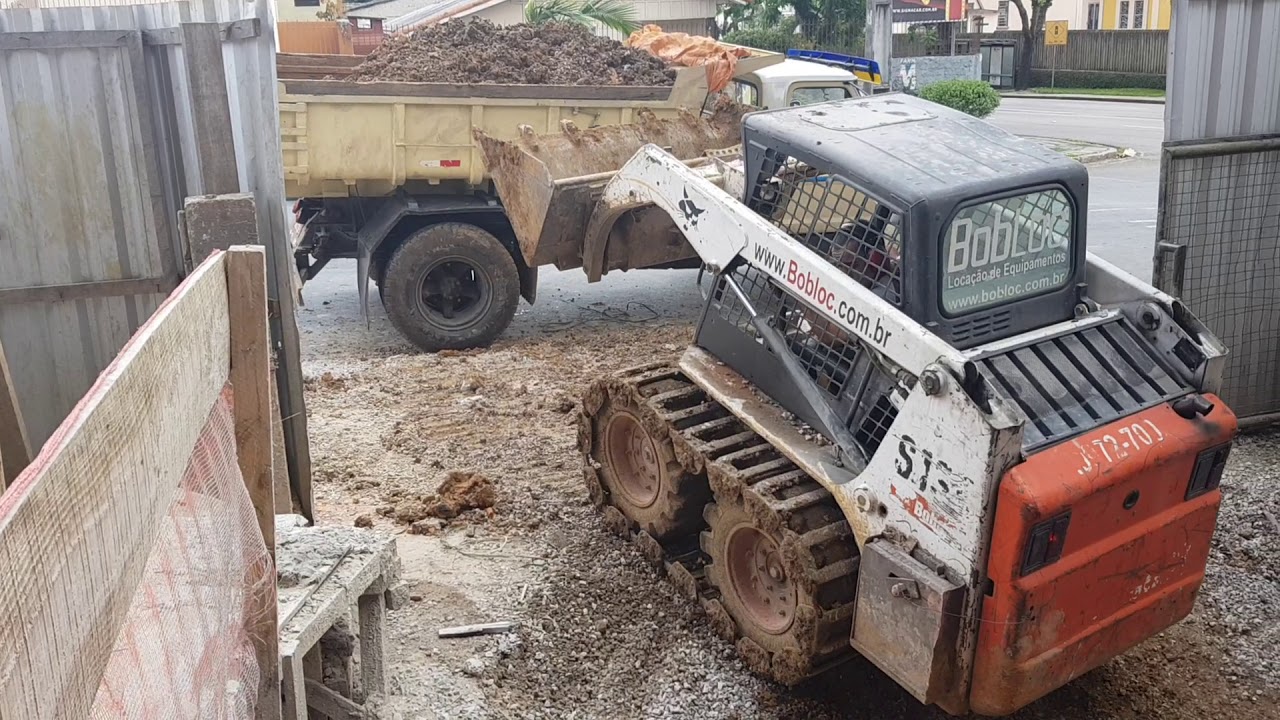 Bobcat para Aterro e Nivelamento de Terreno em Curitiba | Terraplanagem Profissional | Bob Loc
