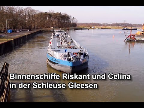 Binnenschiffe Riskant und Celina in der Schleuse Gleesen