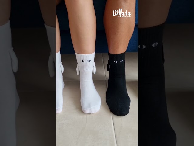 Vídeo relacionado con PYEUIFT 5 Piezas Calcetines para Parejas con Las Manos, Calcetines Magnéticos para Sujetar Las Manos, Divertidos Calcetines Magnéticos con Succión en 3D para Muñecas, Calcetines de Tubo Medio(9)
