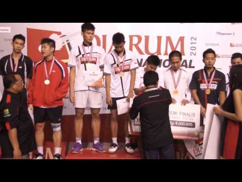Pembagian Hadiah Djarum Sirkuit Nasional Jawa Timur Open 2012