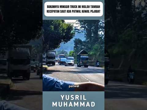 Bukannya Minggir, Truck ini malah tambah kecepatan saat ada patwal kawal mobil pejabat #shorts