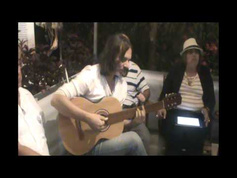 Marcos Assumpção canta "O fado" no lançamento da II Antologia Fazendo Arte em Buzios