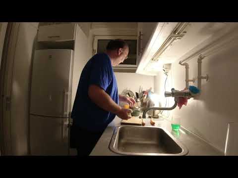 MongoTV_3615 - Danish Vlog - Mongo Madskole - Oksebouillonsuppe Med Nudler - Løg og Gulerødder