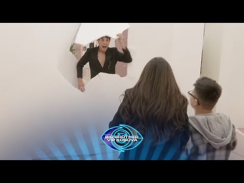 Momenti kur Klodi godet me boks 'murin' për ta takuar motren dhe nipin