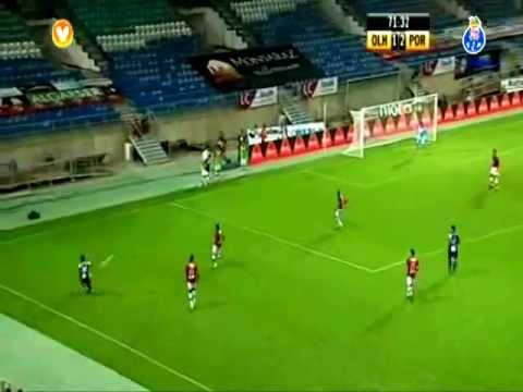 Finta de Alex Sandro frente ao Olhanense