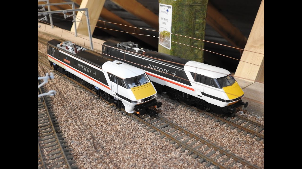 Mulberry Junction running a Hornby Intercity GEC class 91 91002 Durham Cathedral video 9