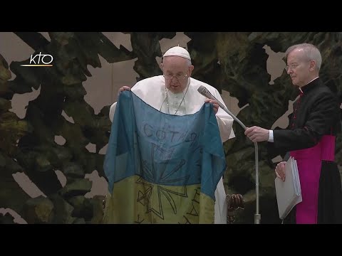 Le pape François montre un drapeau ukrainien qui lui a été apporté de Boutcha