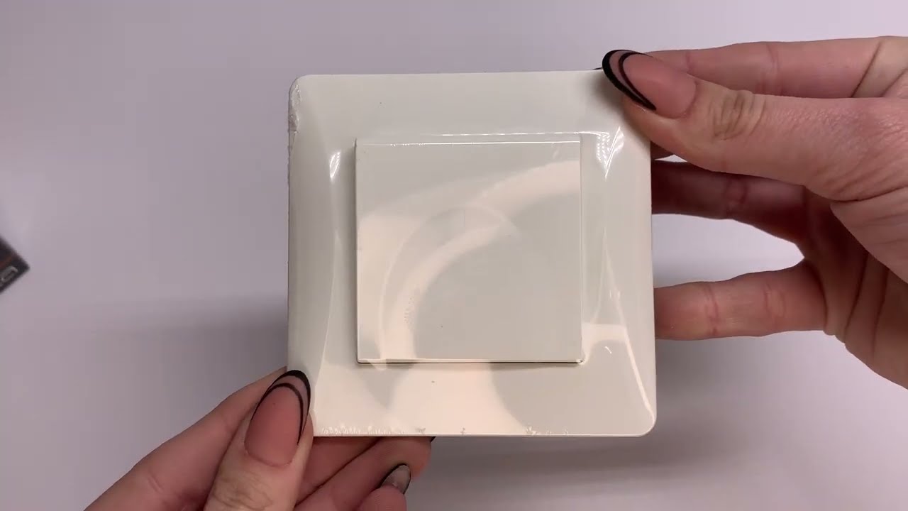 Розетка одинарная с/з и крышкой VIDEX BINERA белая (VF-BNSK1GС-W)