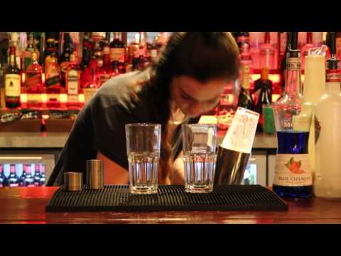 Cañas y Tapas - Como fazer um Malibu Blue