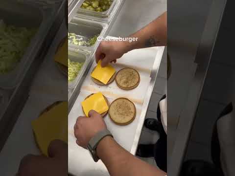 DIETRO LE QUINTE DEL MCDONALD 😱😱 #foodlover #hamburger #delivery #mc #fastfood #mcdonalds #food