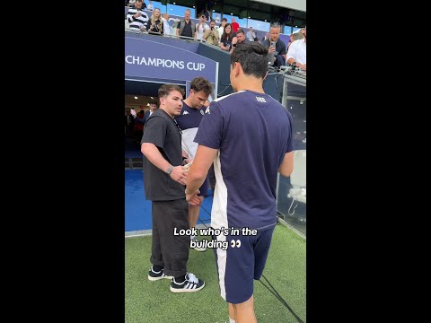 Antoine Dupont, Damian Penaud and Louis Bielle-Biarrey chat pre-game 👀 #rugby