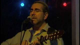 Benyamin Steinberg Performs Carlebach Days are Coming Chanuka 2009 (הזמר והיוצר בנימין שטיינברג) - התמונה מוצגת ישירות מתוך אתר האינטרנט יוטיוב. זכויות היוצרים בתמונה שייכות ליוצרה. קישור קרדיט למקור התוכן נמצא בתוך דף הסרטון