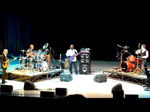 Mark Mondesir & Gary Husband - Drum Battle John Mclaughlin 4th Dimension