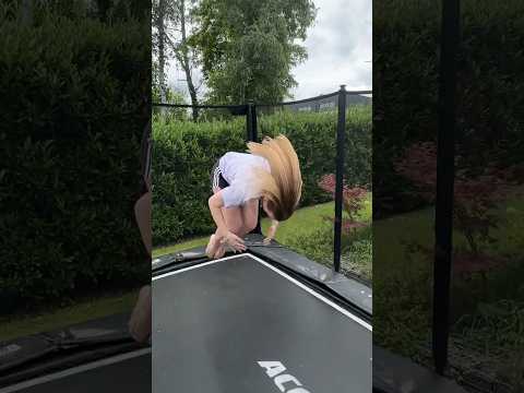 Meine Schwester LERNT VORWÄRTSSALTO 😍 #turnen #trampolin #turorial #salto